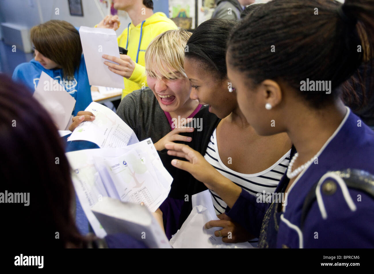 Los alumnos de la escuela las hayas Perry en Birmingham celebrar sus resultados de exámenes GCSE. Foto de stock