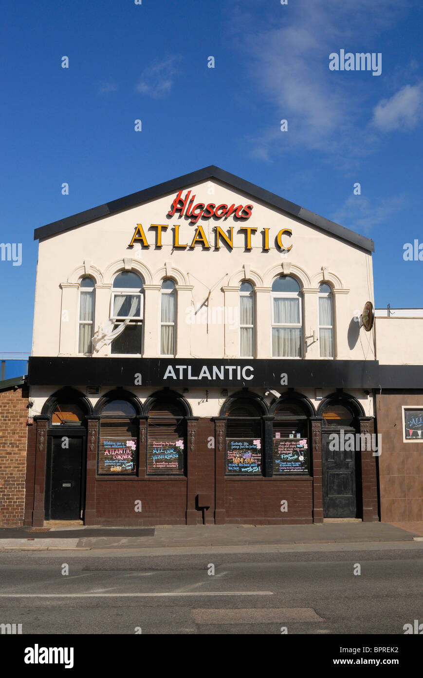 Atlántico Higsons Public House de Regent Road ( el Dock Road ) por los muelles de Liverpool en Merseyside. Foto de stock
