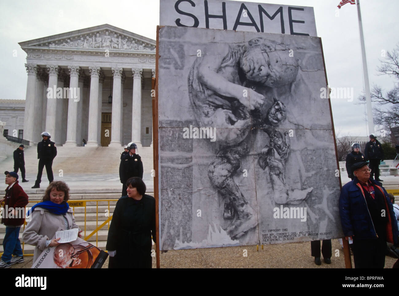 Los manifestantes anti-aborto en frente del edificio de la Corte Suprema de Estados Unidos en el aniversario de la decisión de aborto conocido como Roe vs Wa Foto de stock