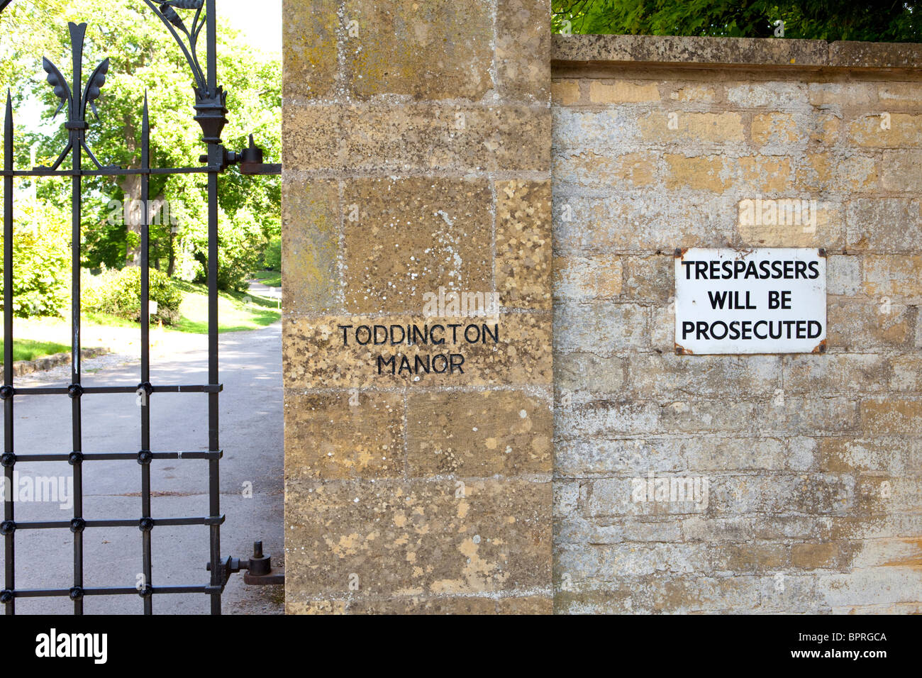 La puerta de entrada a Toddington Manor, Gloucestershire. La mansión