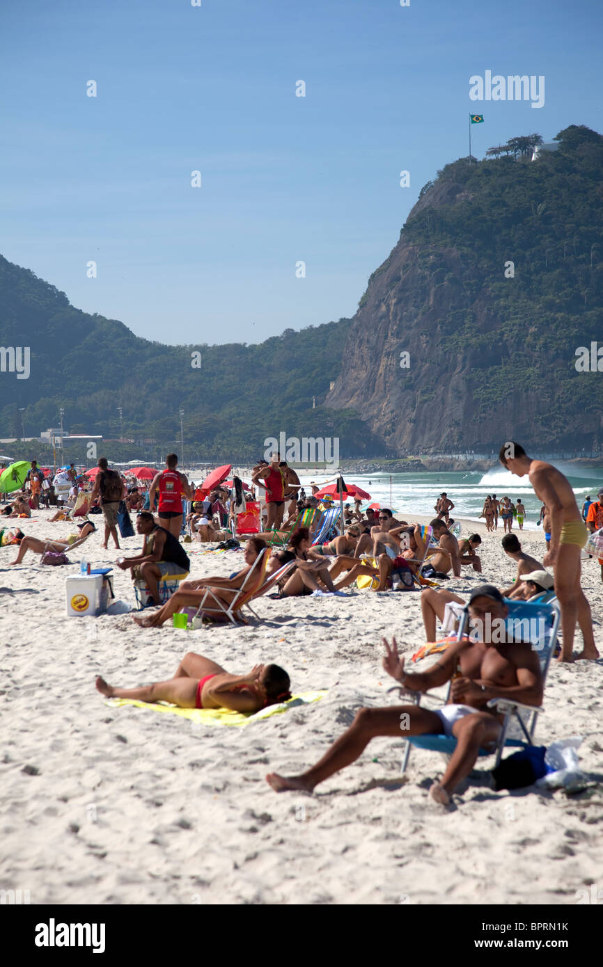 Río de Janeiro, Brasil la famosa playa de Copacabana, un paraíso de arena  blanca hogar buff órganos y minúsculos bikinis brasileños Fotografía de  stock - Alamy