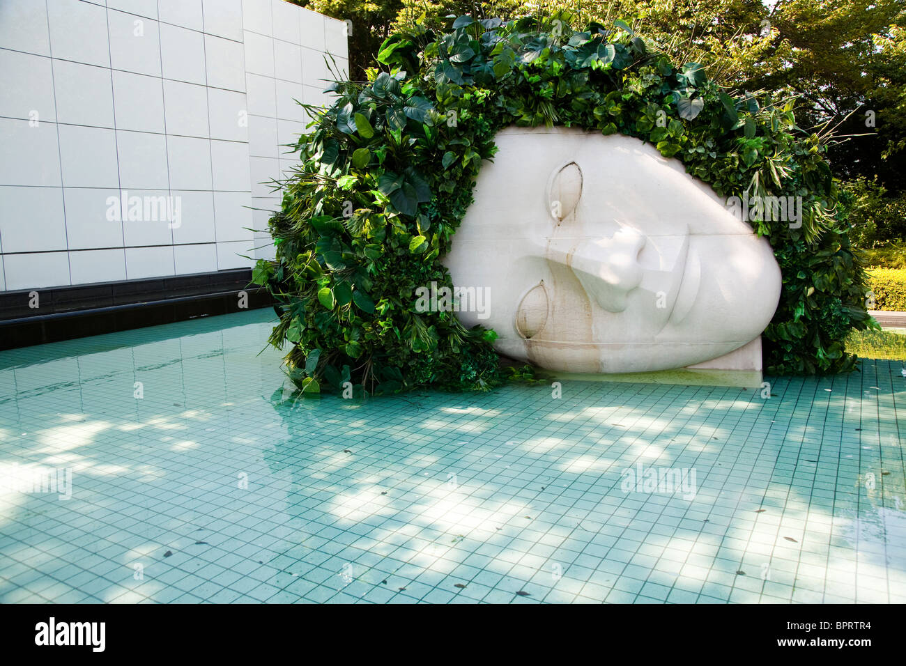 "Mujer Llorando" por Françoise Xavier & Claude Lalanne - El Museo al Aire Libre de Hakone Foto de stock