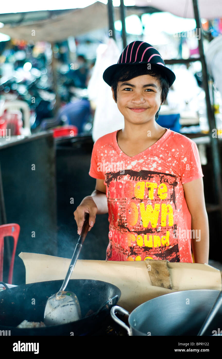 Comida joven hawker en mercado, Kompong Cham, Camboya Foto de stock
