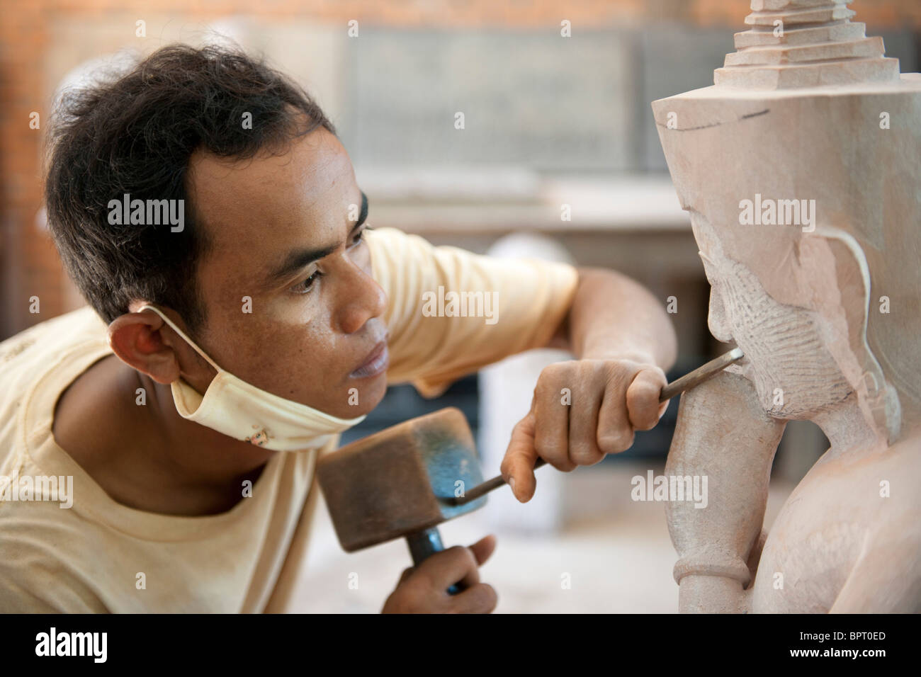 Escultor en el trabajo de los artesanos d'Angkor, Siem Reap, Camboya Foto de stock