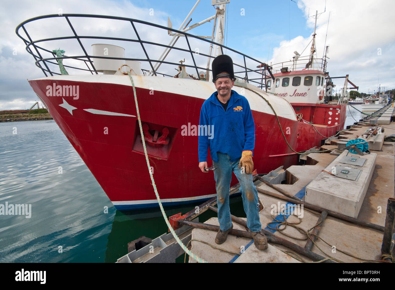 El ingeniero del buque, George Currie con el barco de pesca, Vivienne Jane Foto de stock