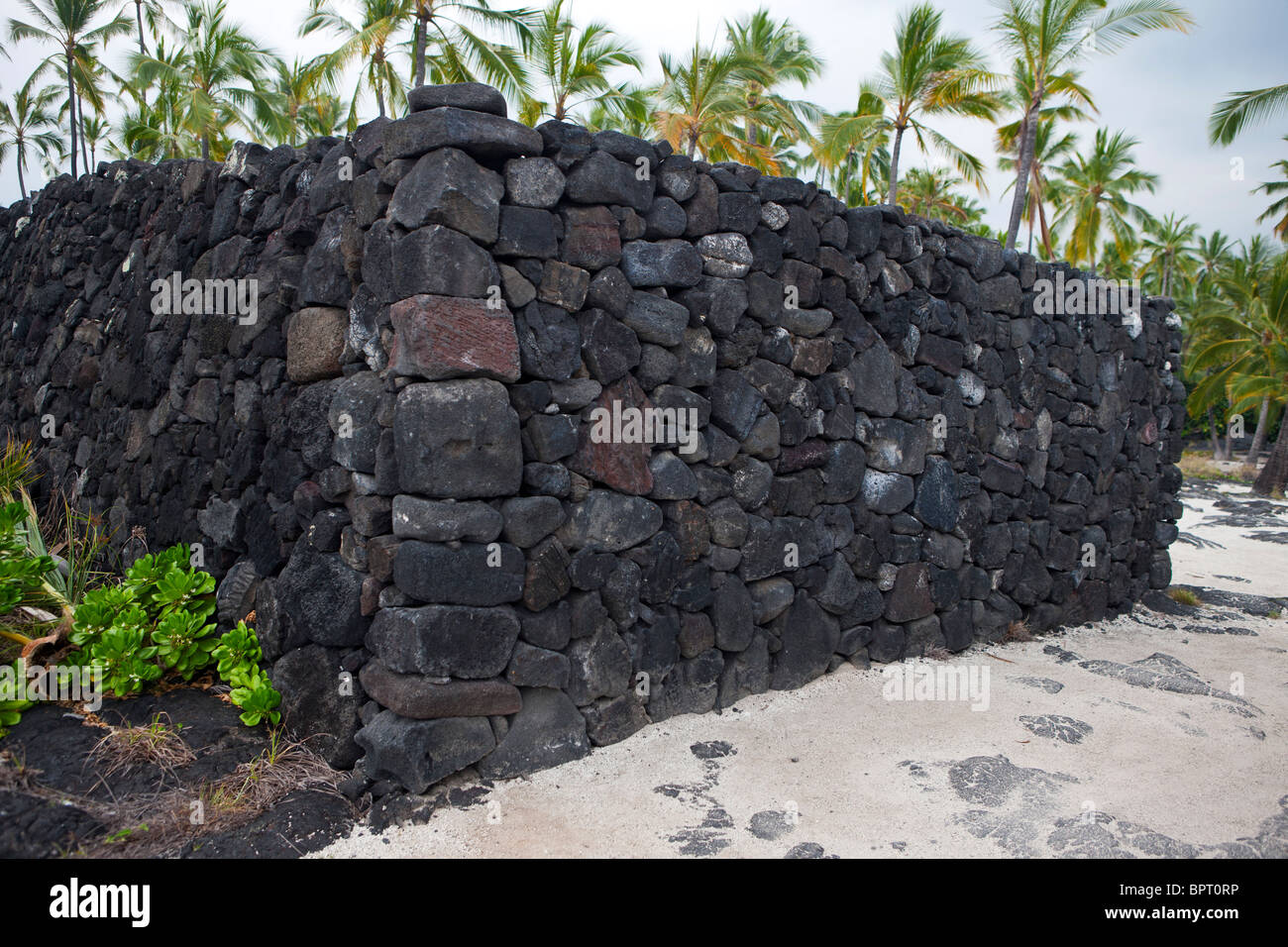 Pared de roca de lava, Pu'uhonua o Honaunau National Historical Park, la Isla Grande de Hawai, Estados Unidos de América Foto de stock