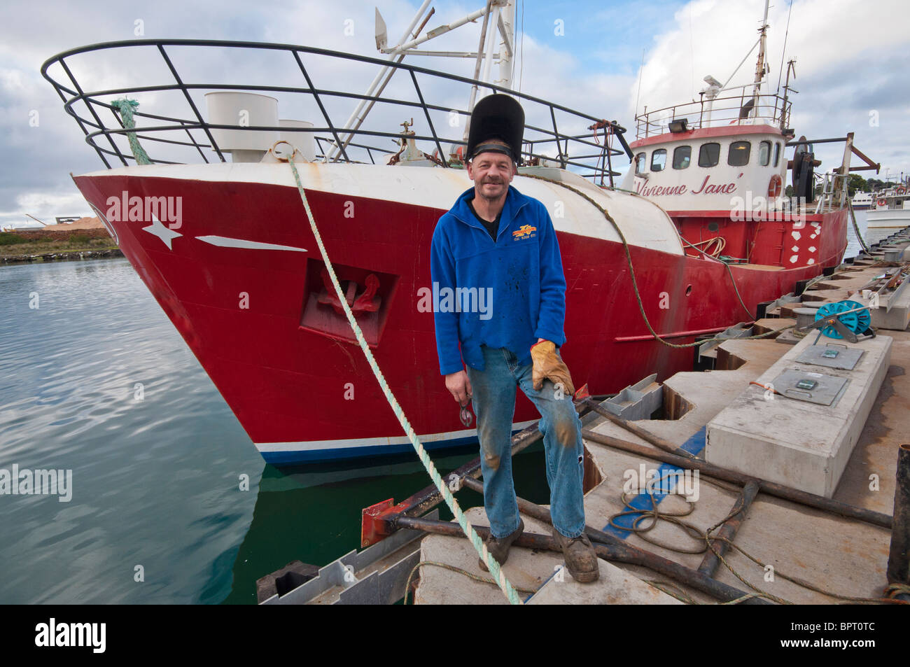 El ingeniero del barco, George Currie con el barco de pesca, Vivienne Jane en Portland, Victoria Foto de stock