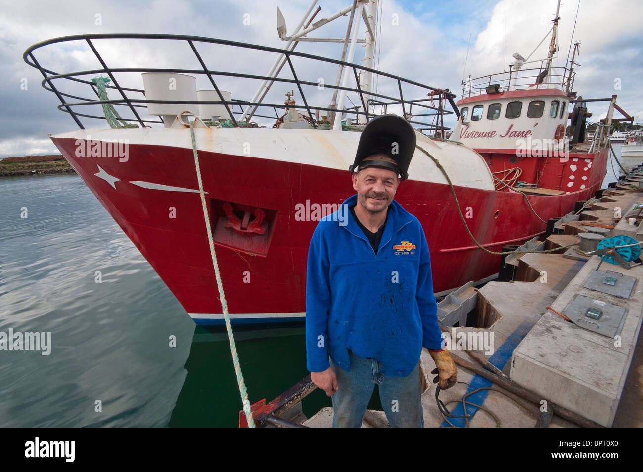 El ingeniero del barco, George Currie con el barco de pesca, Vivienne Jane en Portland, Victoria Foto de stock