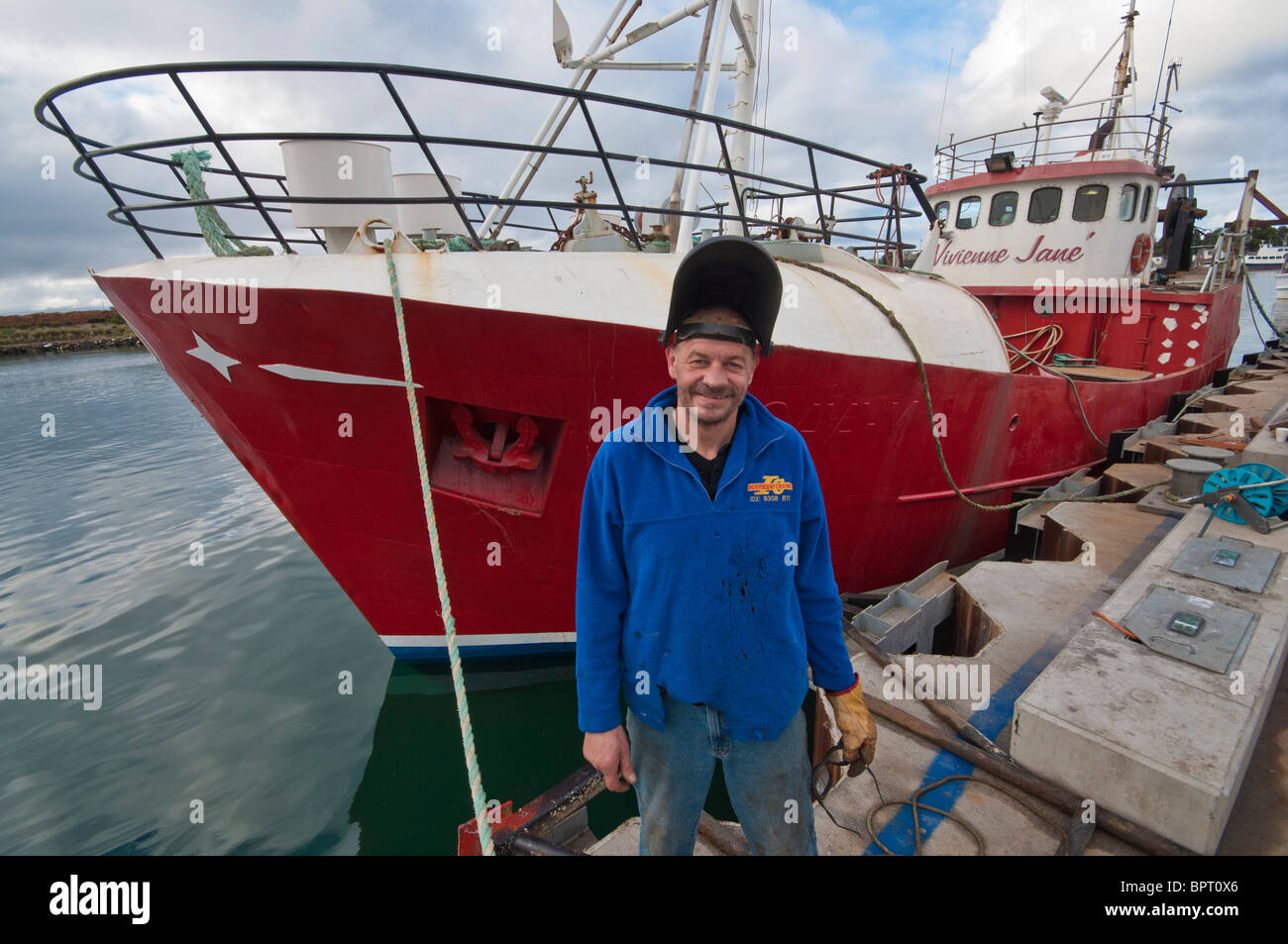 El ingeniero del barco, George Currie con el barco de pesca, Vivienne Jane en Portland, Victoria Foto de stock