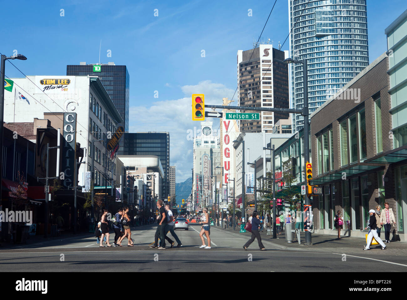 Los peatones cruzar la intersección de Nelson Street y Granville Street, Vancouver, British Columbia, Canadá Foto de stock
