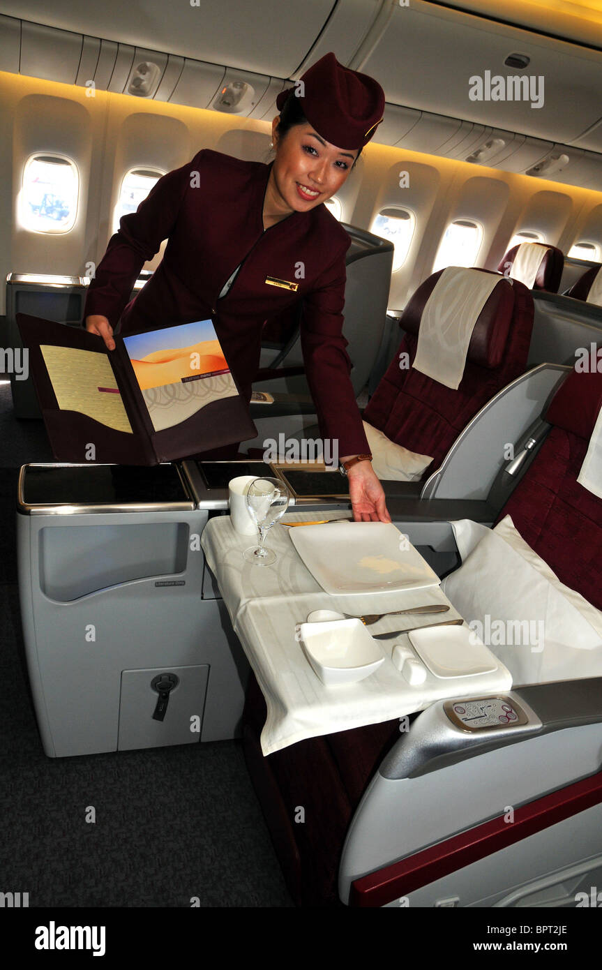 Qatar airlines azafata en primera y business class Foto de stock