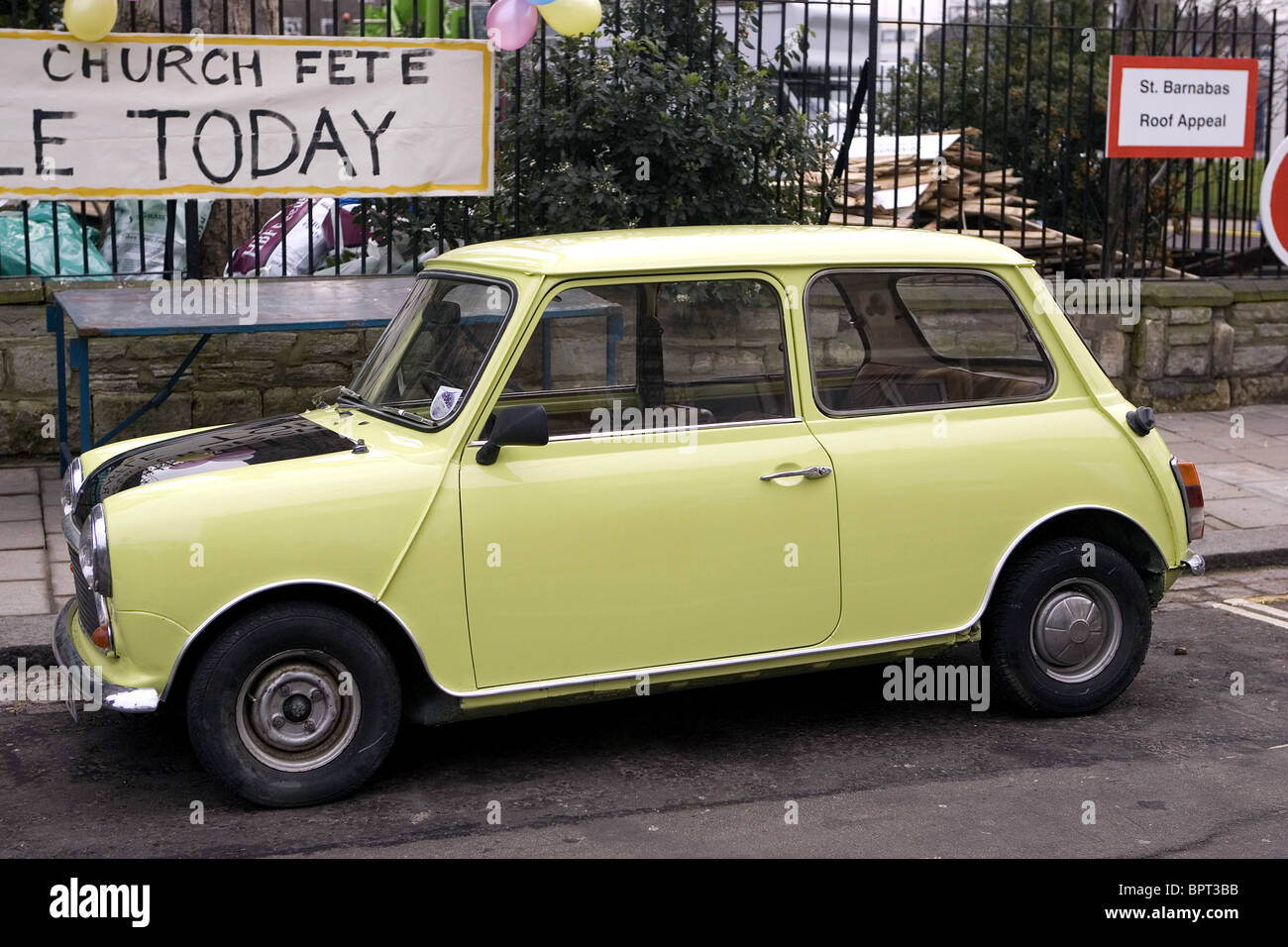 Mr Bean S Lime Green Mini Las Vacaciones De Mr Bean 07 Fotografia De Stock Alamy Mr Bean S Lime Green Mini Las Vacaciones De Mr Bean 07 Fotografia De Stock Alamy