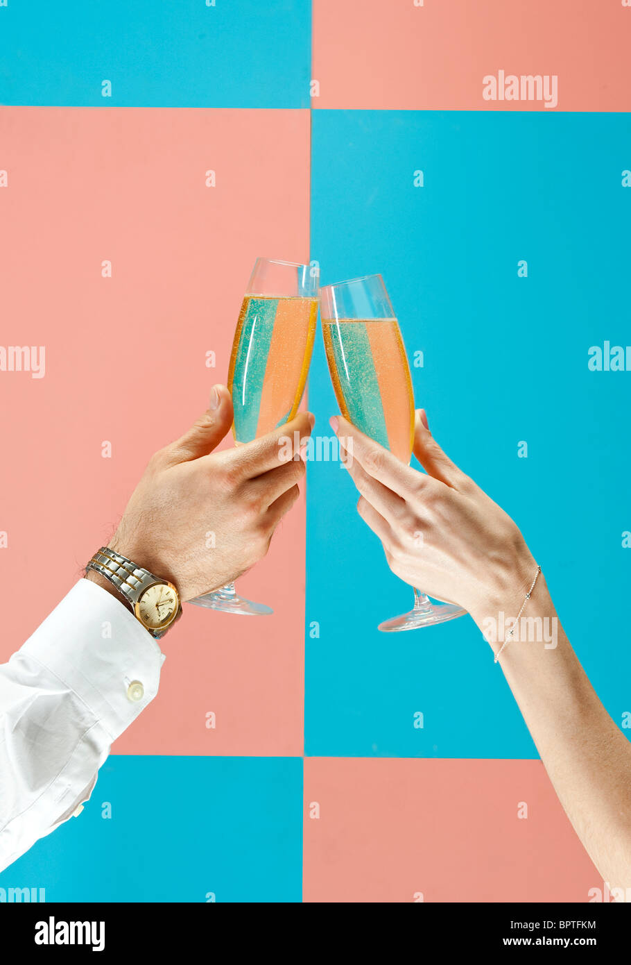 Hombre y mujer brindis champagne Foto de stock