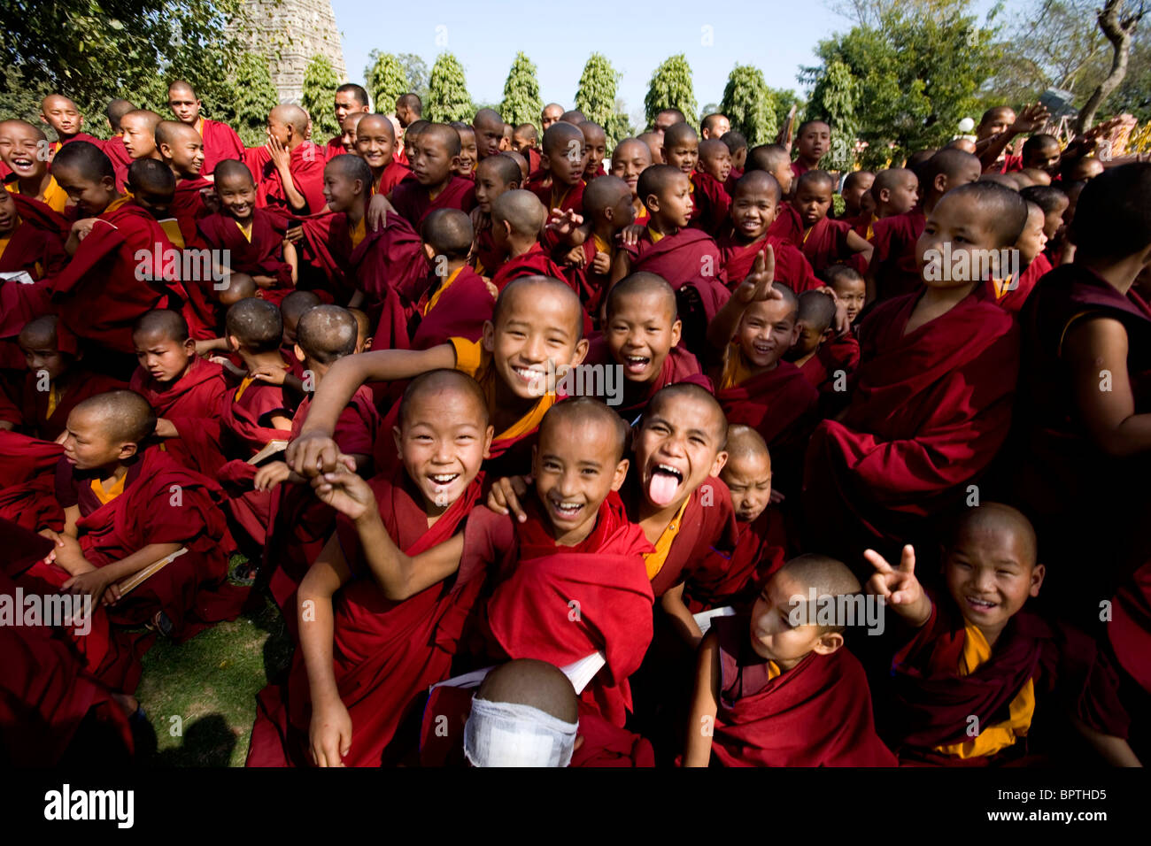 Grupo de jóvenes monjes tibetanos visitando el Templo Mahabodhi, Bodhgaya, Bihar, India. Foto de stock