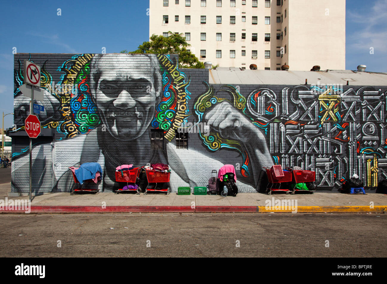 Skid Row mural con carritos de la compra de las personas sin hogar, Los Angeles, el centro, California, Estados Unidos de América Foto de stock