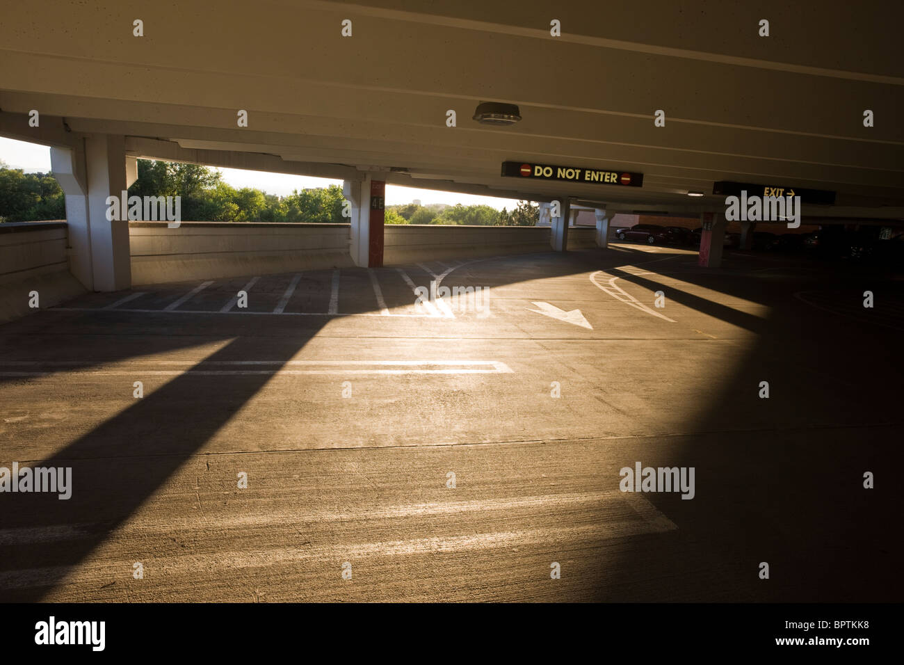 Tarde en el día sombras dentro de un garaje de hormigón en Cherry Creek Mall, Cherry Creek, Denver, Colorado, EE.UU. Foto de stock