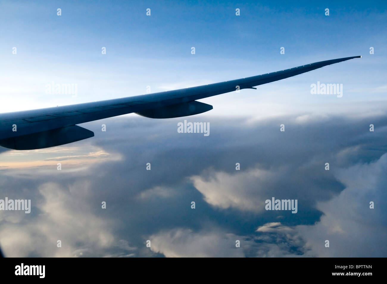 Vista de ala de avión, sobre un fondo de cielo Foto de stock
