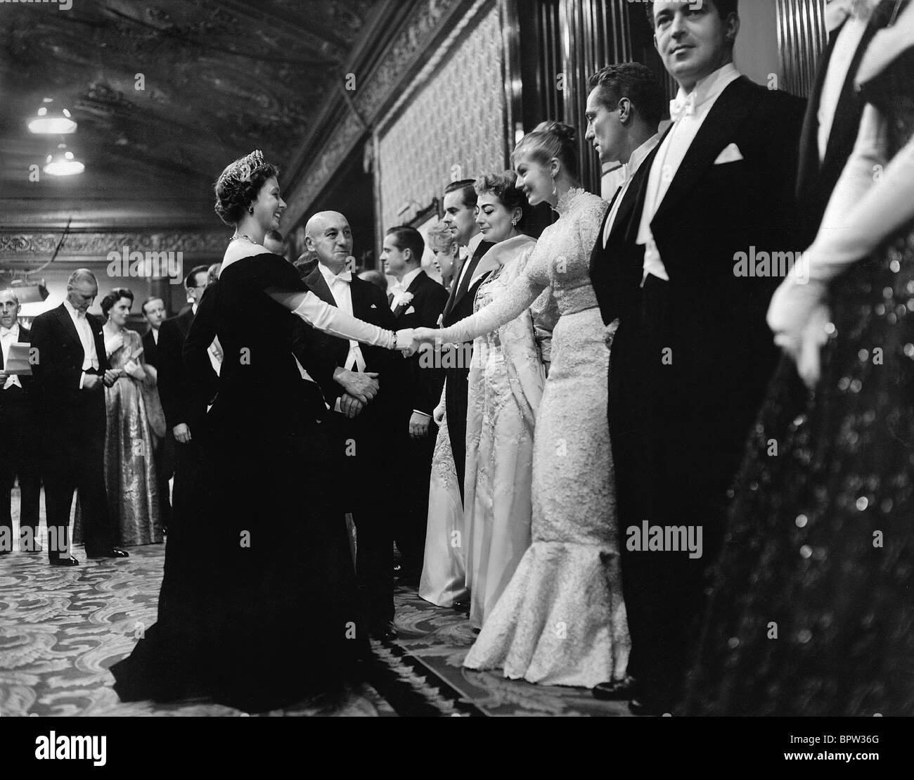 La Reina Isabel II, Anita Ekberg & Joan Crawford ROYAL COMMAND PERFORMANCE de cine el 30 de noviembre de 1956 Foto de stock