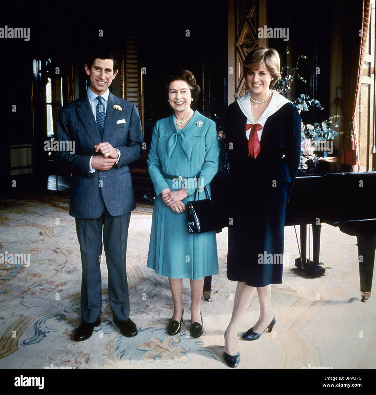 La Reina Isabel II, el Príncipe Carlos y la princesa Diana CHARLES & DIANA LA REINA el 01 de junio de 1987 Foto de stock