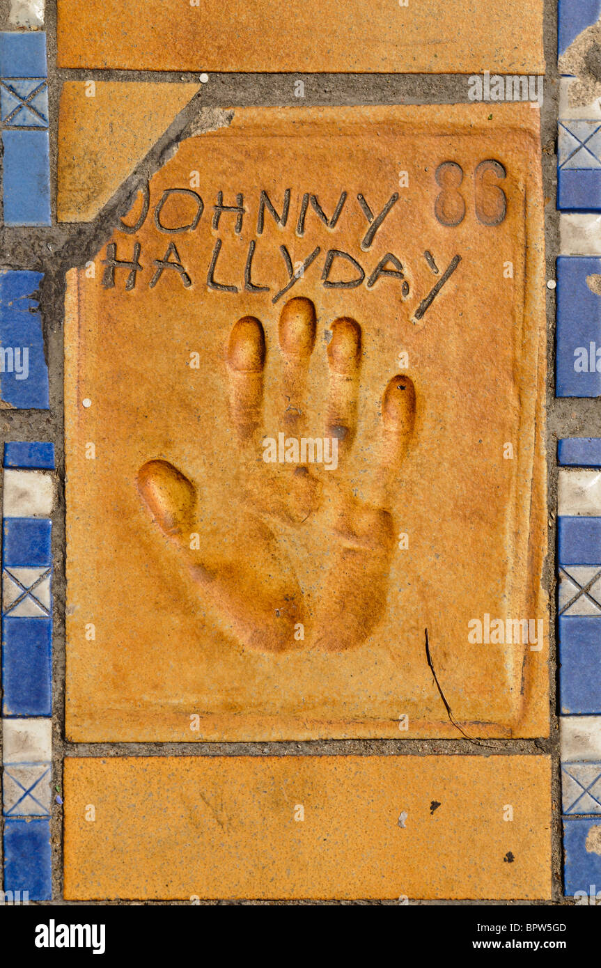 Manos pintadas de arcilla del actor Johnny Hallyday fuera del Palais des Festivals et des Congrès de Cannes Foto de stock