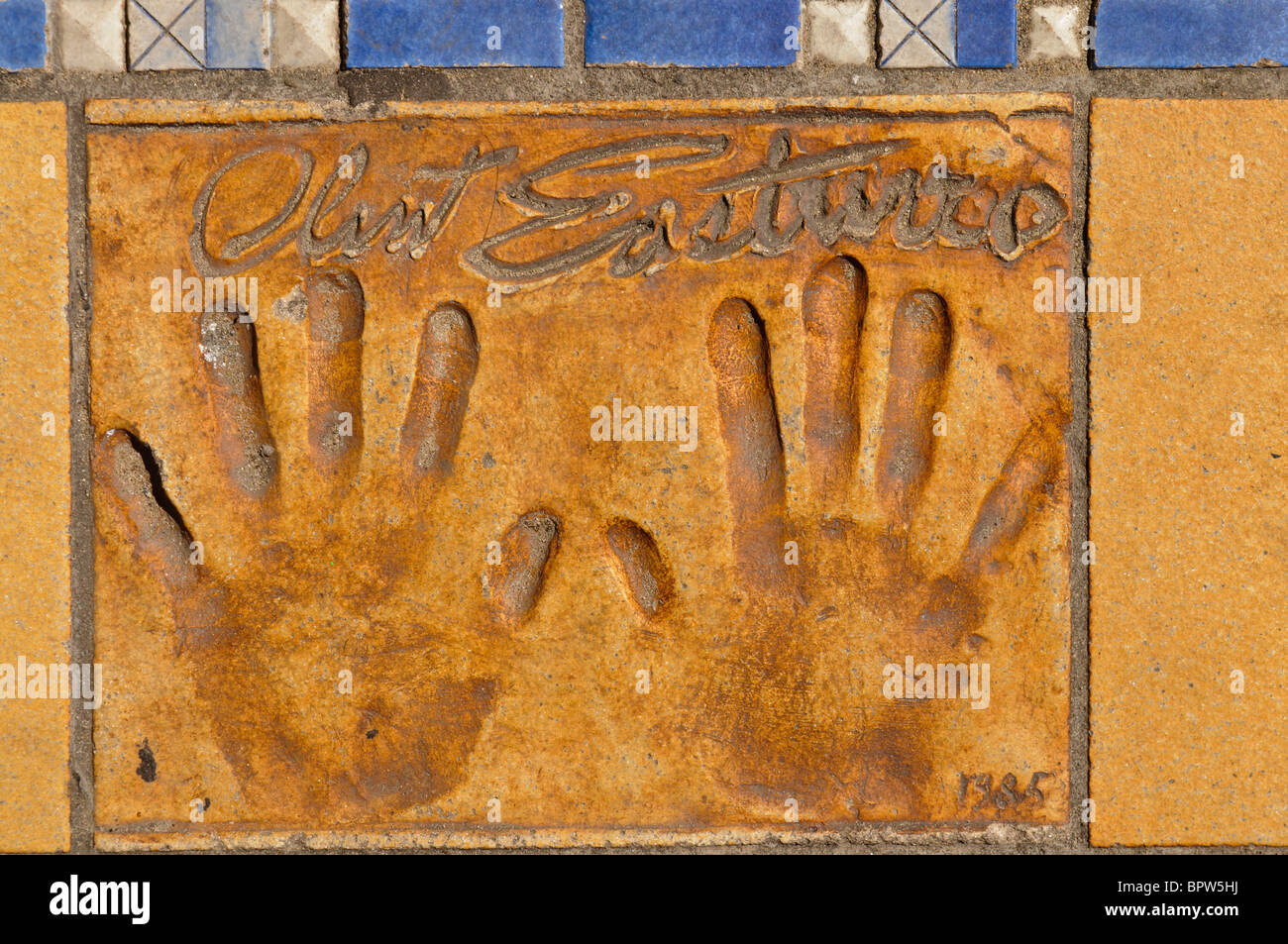 Arcilla manos pintadas de actor/director Clint Eastwood fuera del Palais des Festivals et des Congrès de Cannes Foto de stock
