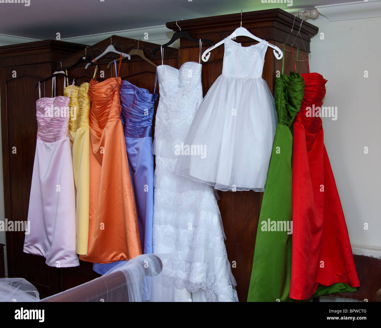 Boda y coloridos vestidos bridesmaid Foto de stock