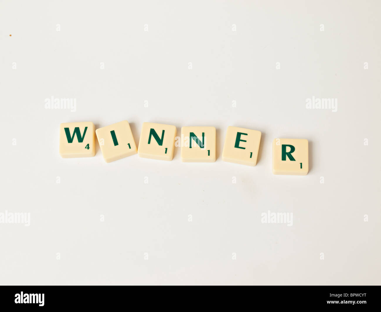 Scrabble azulejos haciendo de la palabra "ganador" Foto de stock