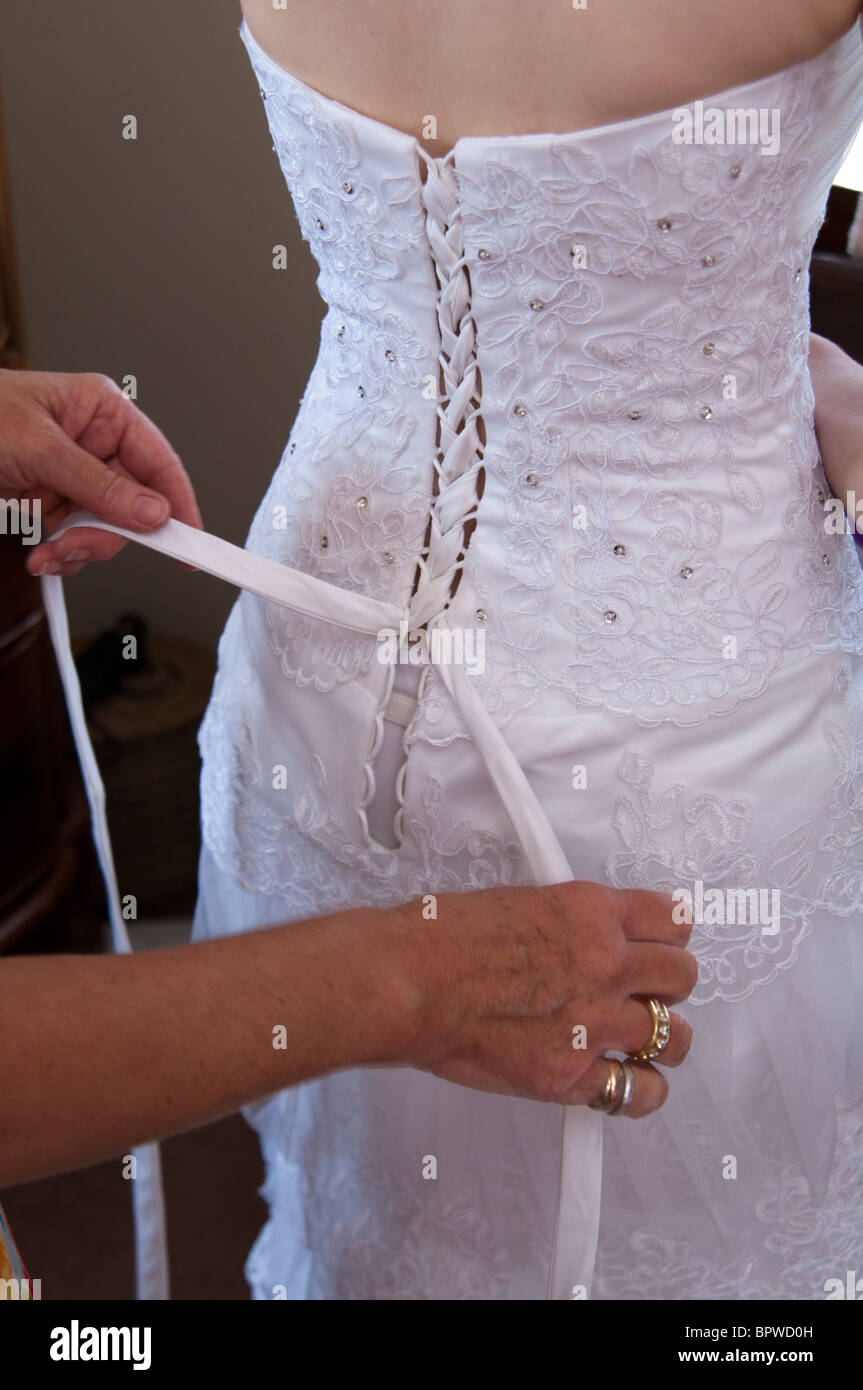 La costura de un vestido de novia en una novia delgada Foto de stock
