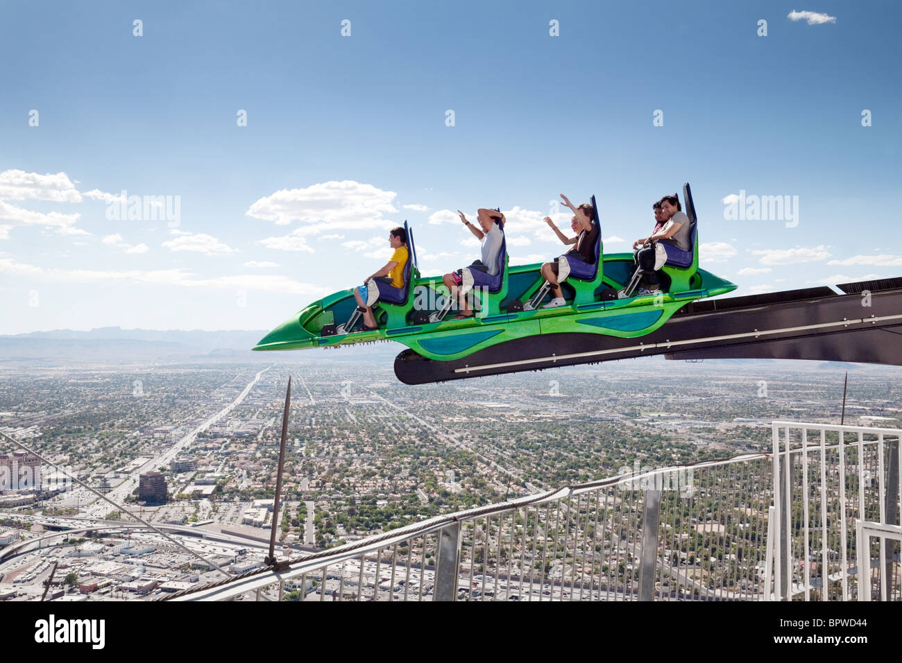 La gente que disfruta del X-scream paseo en la cima del hotel Stratosphere  Tower & Casino, las Vegas, EE.UU Fotografía de stock - Alamy