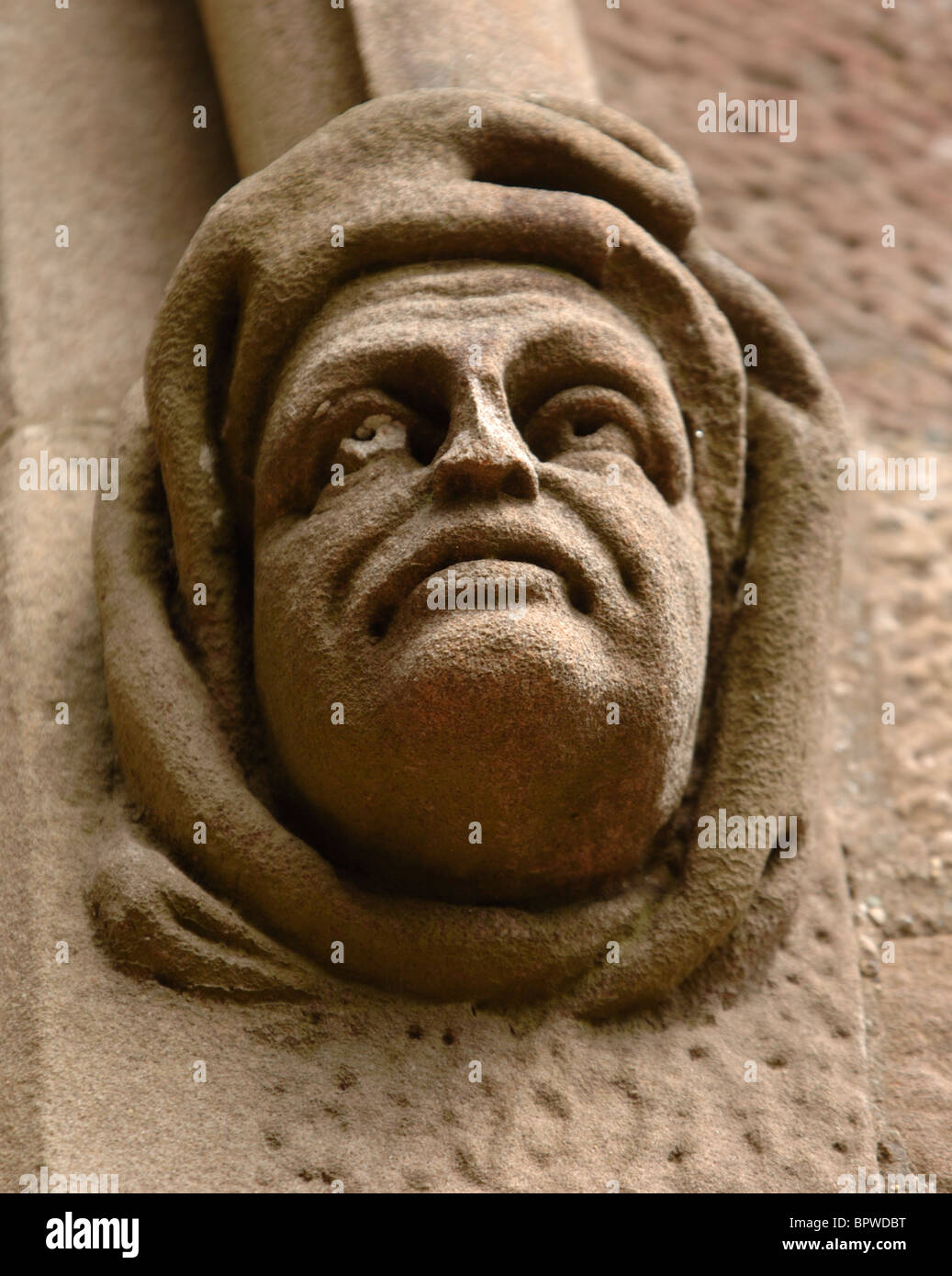 Una gárgola cabeza sobre la entrada de Alloway iglesia parroquial, construida en 1856 para sustituir el Auld Kirk opuesto. Foto de stock