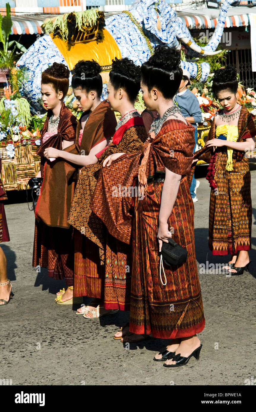 Bailarines tailandeses durante la realización de un colorido festival en Isan, Tailandia. Foto de stock