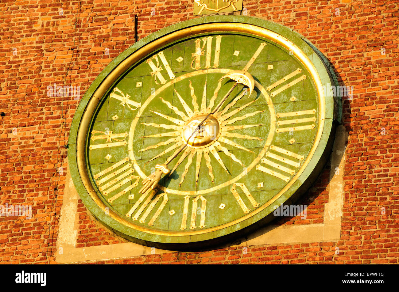 Detalle del reloj de la torre del reloj de la catedral del Wawel en Cracovia Foto de stock