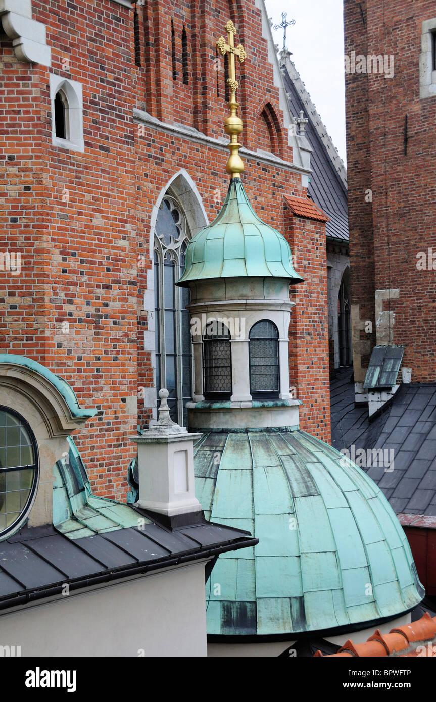 Vista del techo de la capilla y la Catedral de Zygmunt Tower en la catedral de Wawel, en Cracovia. Foto de stock