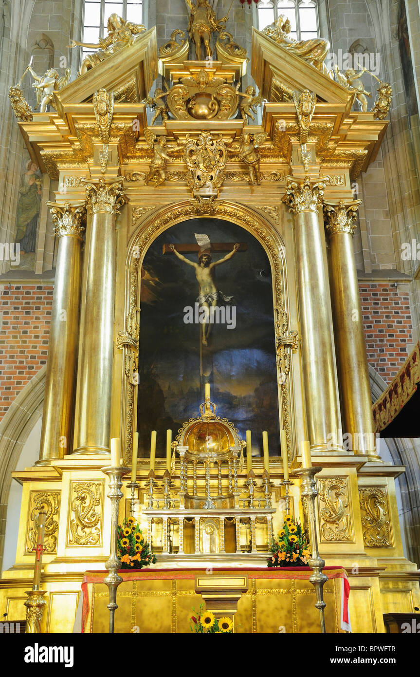 Golden altar mayor detalle en la catedral de Wawel, en Cracovia. Foto de stock