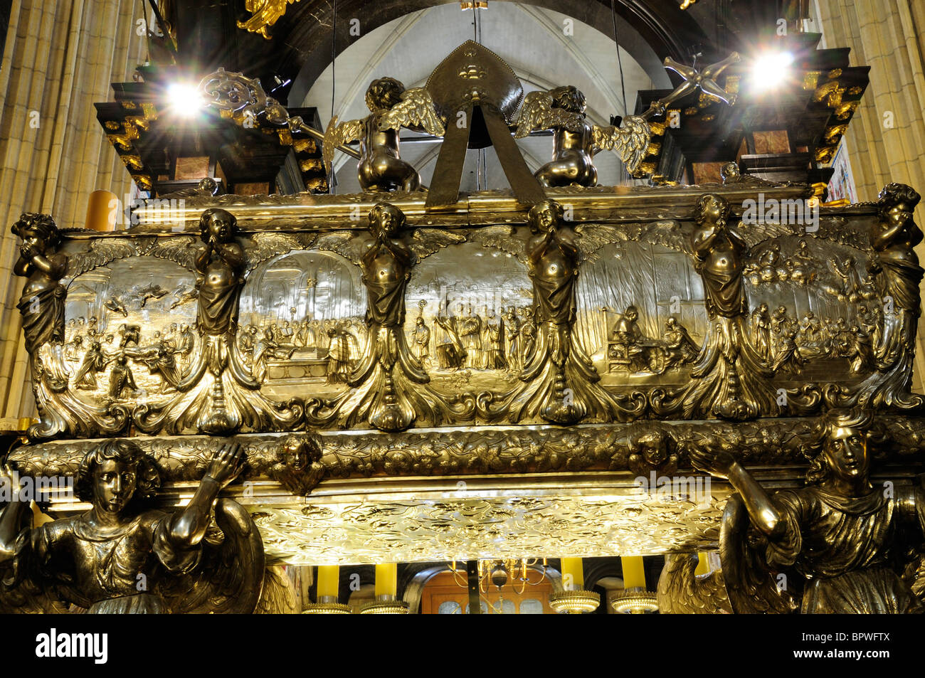 La tumba de san Estanislao de plata en la catedral de Wawel, en Cracovia. Foto de stock