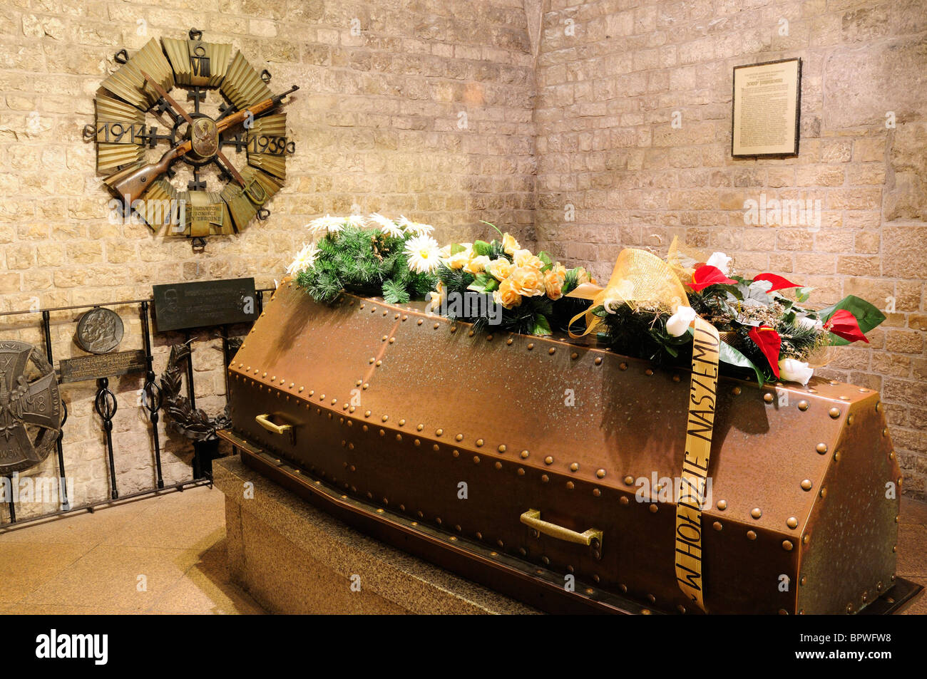 La tumba de Pilsudski en la Cripta de la catedral de Wawel, en Cracovia. Foto de stock