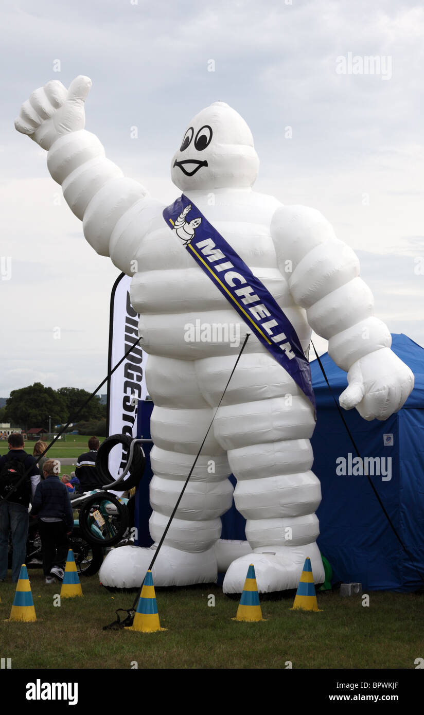 Inflables gigantes hombre Michelin en exhibición en dunsfold alas y ruedas 2010 Foto de stock
