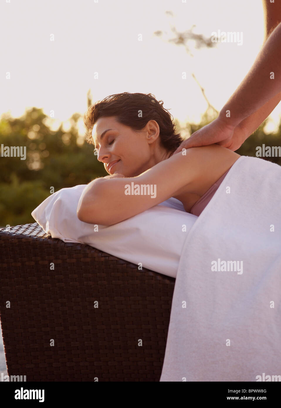 Terapeuta de masaje masculino mujer masaje en los hombros afuera Foto de stock