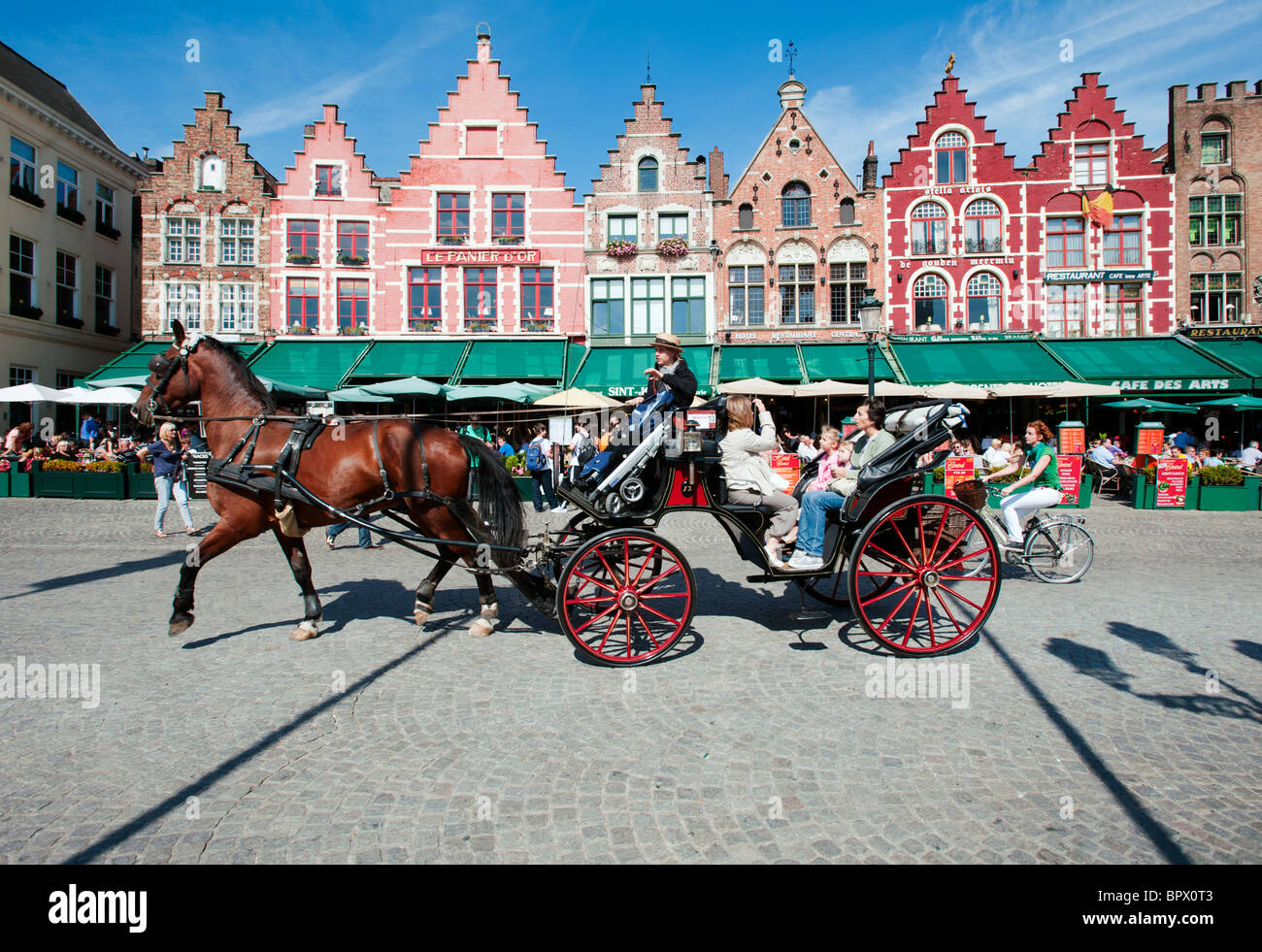 Los turistas disfrutar tour de Brujas en Bélgica en carruaje Foto de stock