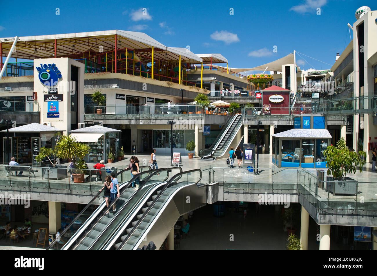 Centro Comercial Biosfera Plaza de PUERTO DEL CARMEN, Lanzarote y  compradores de los edificios de la plaza de compras Fotografía de stock -  Alamy