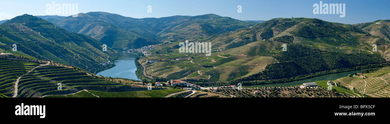 En Portugal, el Alto Douro , el río Duero en Pinhao Foto de stock