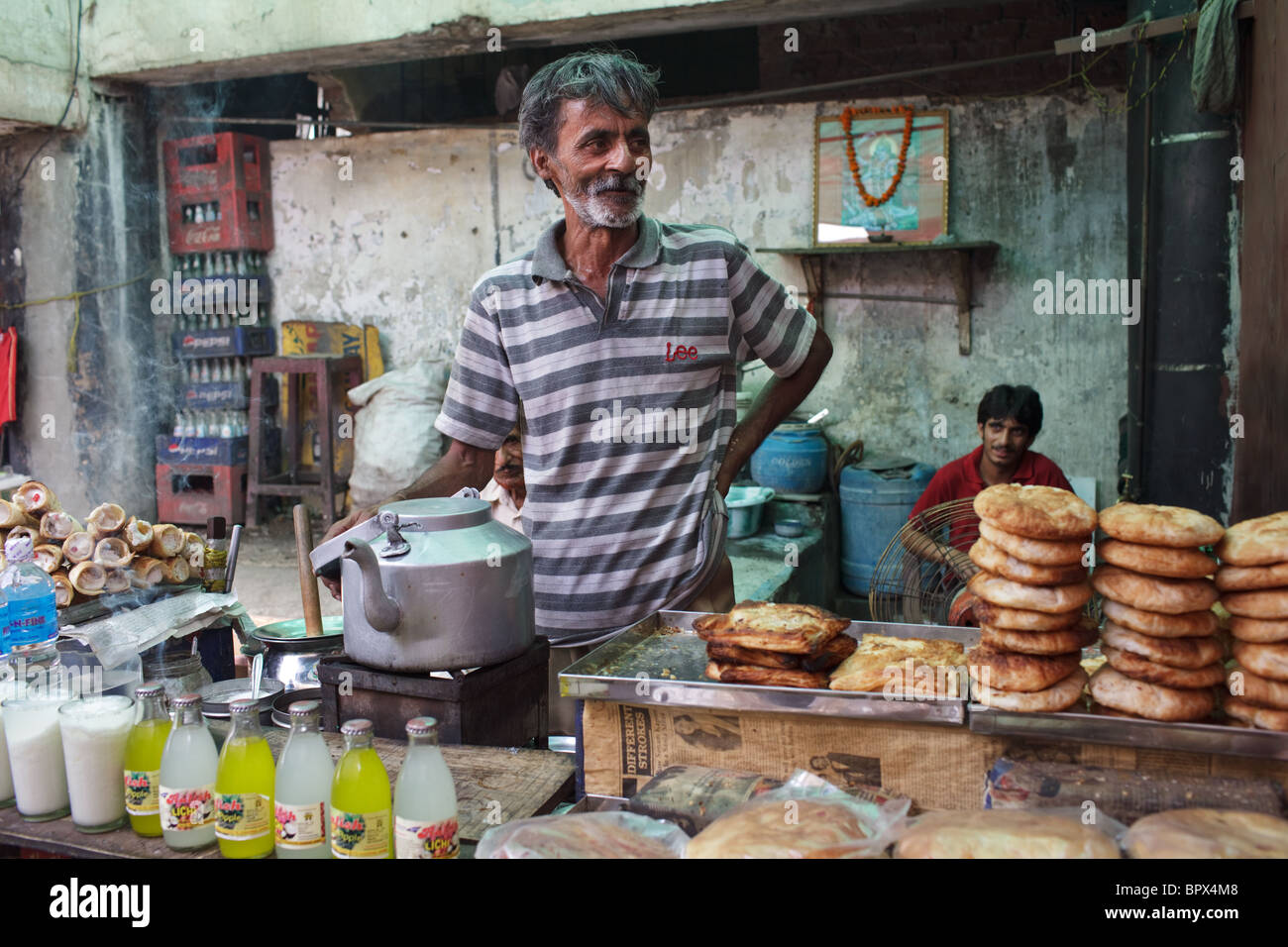 Té (CHAI) propietario de calado en Jammu, India. Foto de stock