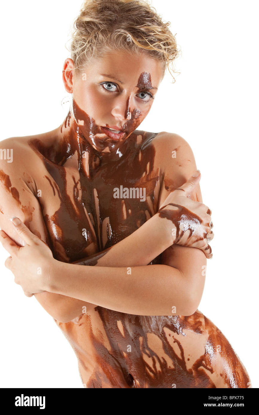 Mujer cuerpo cubierto con crema y fresas Fotografía de stock 