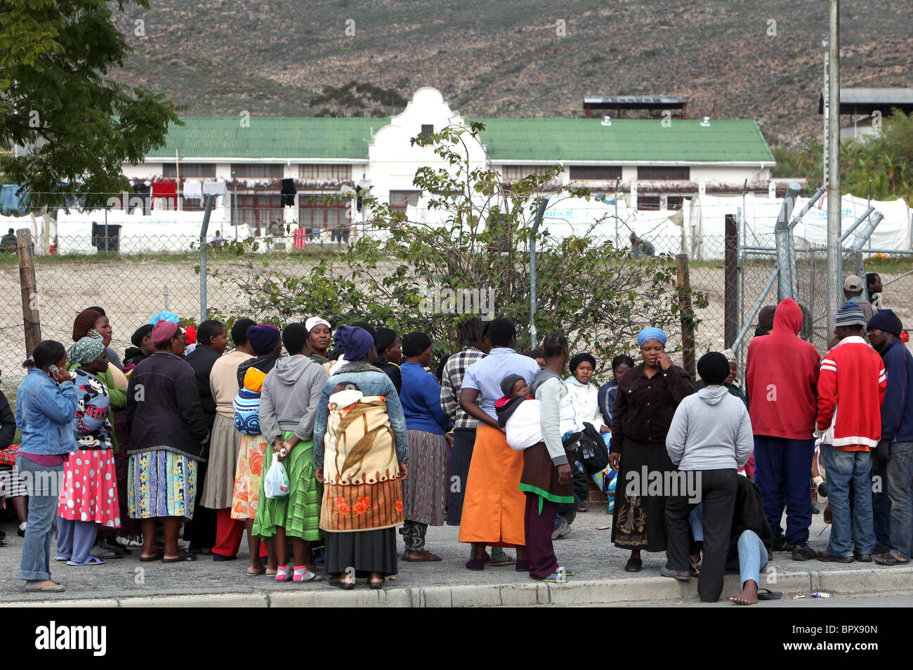 Sudáfrica: Los refugiados de Zimbabwe siguen alojados en tiendas de campaña en el campamento de refugiados DeDoorns, Western Cape, Valle de hex. Foto de stock