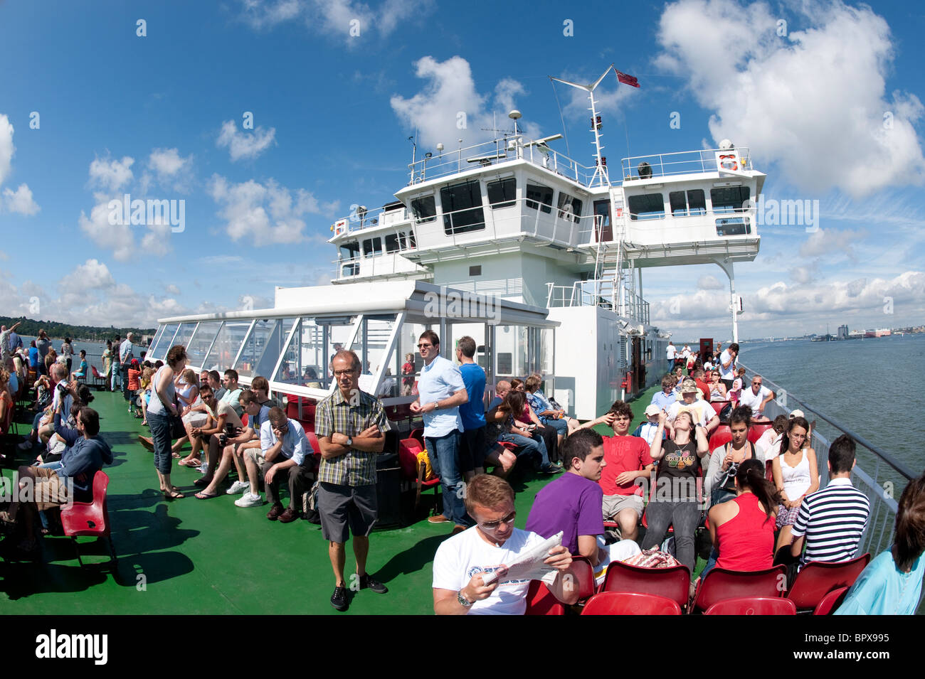 Los pasajeros en la cubierta de un ferry de la Isla de Wight surcan el Solent. Foto de stock