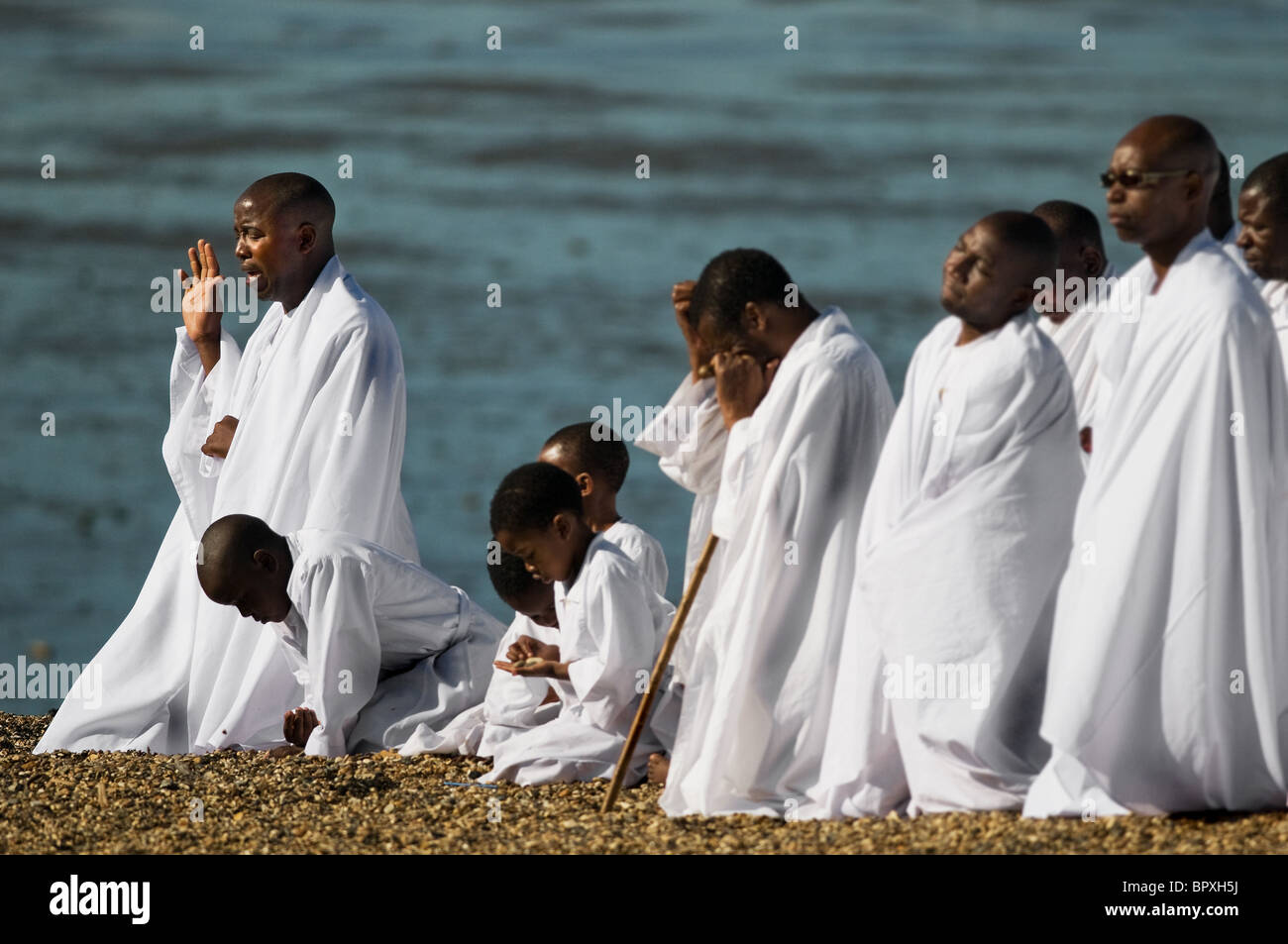 Un servicio religioso realizado en una playa por miembros de los Apóstoles de la iglesia Muchinjikwa. Foto de stock