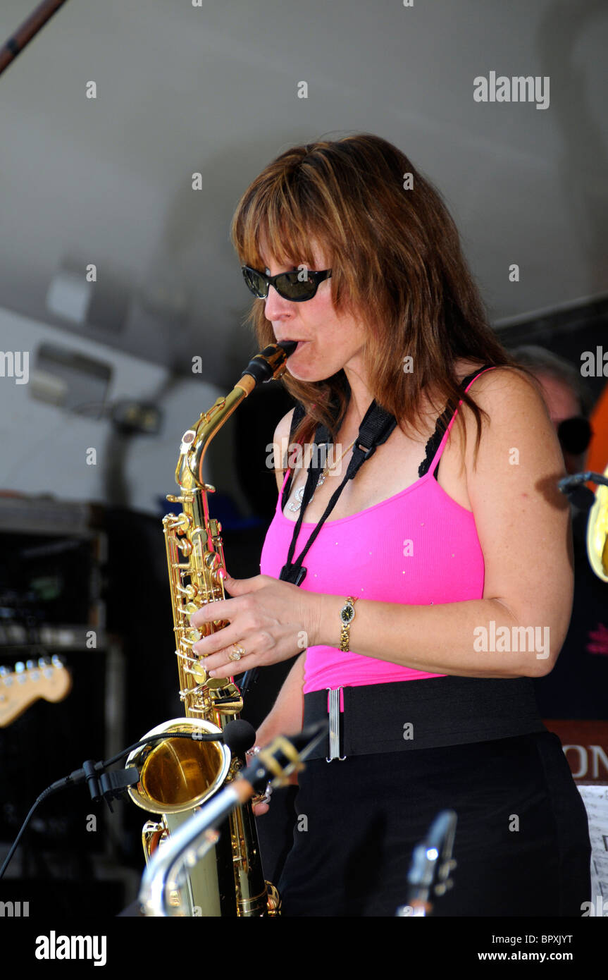 Lynn Roxy de los 50's banda el tapacubos reproduce el saxiphone en el Festival anual del Día del Trabajo Foto de stock