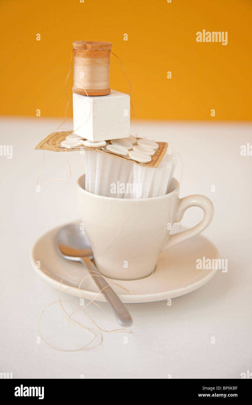Taza de café equilibrado con otros productos Foto de stock