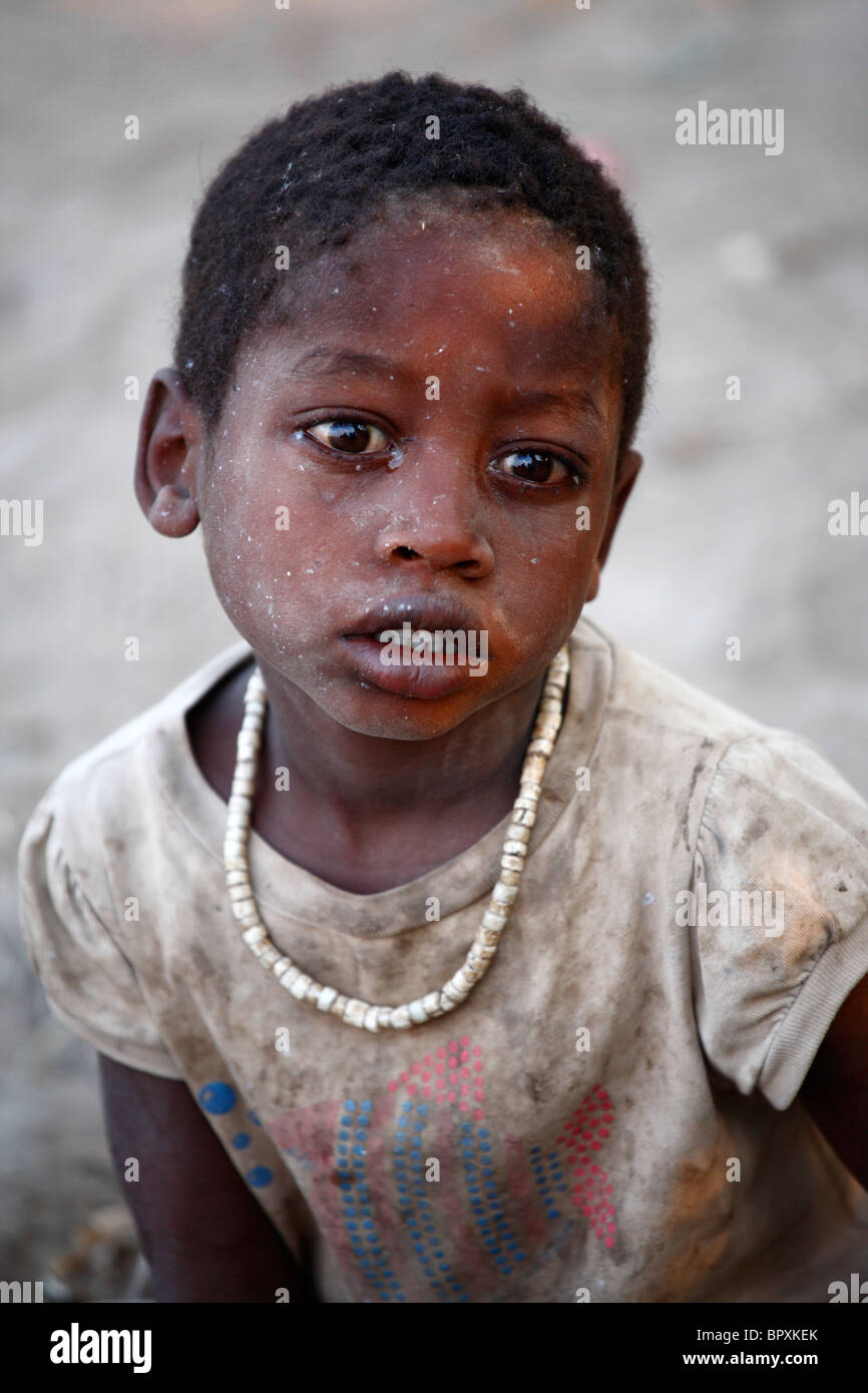 Retrato de niña Hadza, grupos étnicos que viven en el lago Eyasi, Tanzania Foto de stock