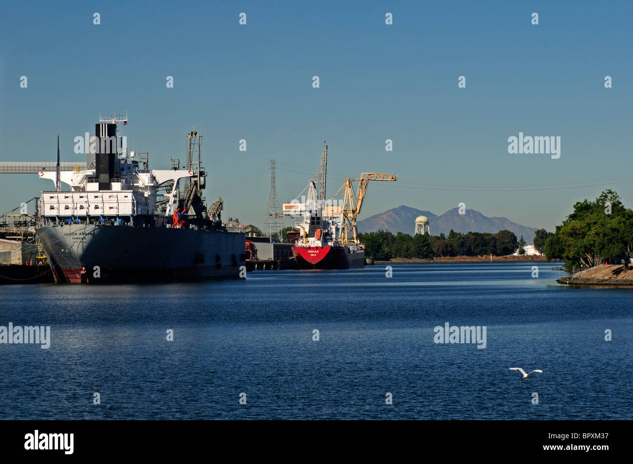 Puerto de Stockton, Río San Joaquín, agua profunda Ship Channel, la región del Delta, Stockton, California. Mañana de Verano. Foto de stock